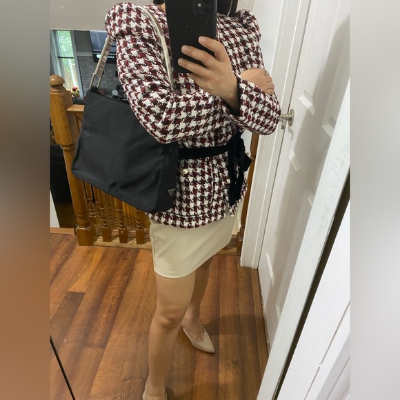 Prada shoulder bag - black and with metal handle -classy style - Picture 15 of 17